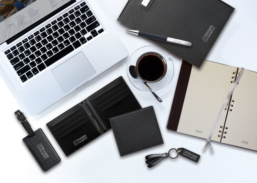 Astucci J.P. Morgan su misura e materiale specifico per la sua identità.